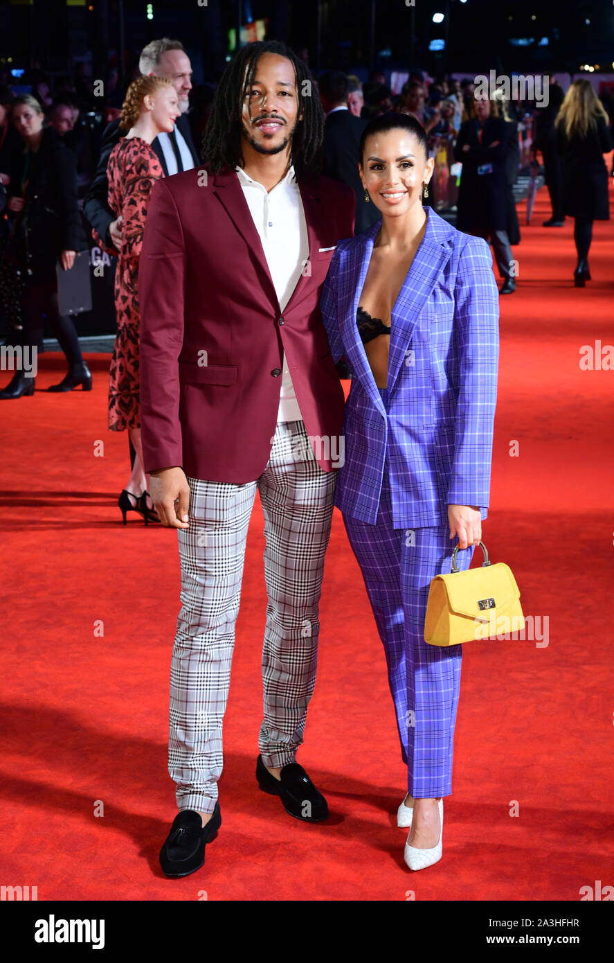 Tony Sinclair e Shanie Ryan che frequentano la premiere europeo di coltelli, tenuto come parte del BFI London Film Festival 2019, a l'Odeon Luxe, Leicester Square a Londra. Foto Stock