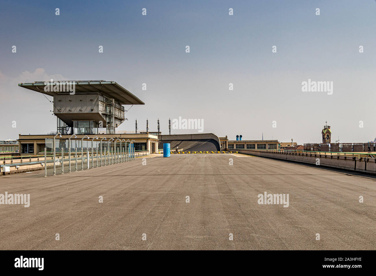 La Fiat sul tetto pista di prova sulla parte superiore dell'edificio Lingotto ,ora un complesso per lo shopping e i divertimenti,Torino, Italia Foto Stock