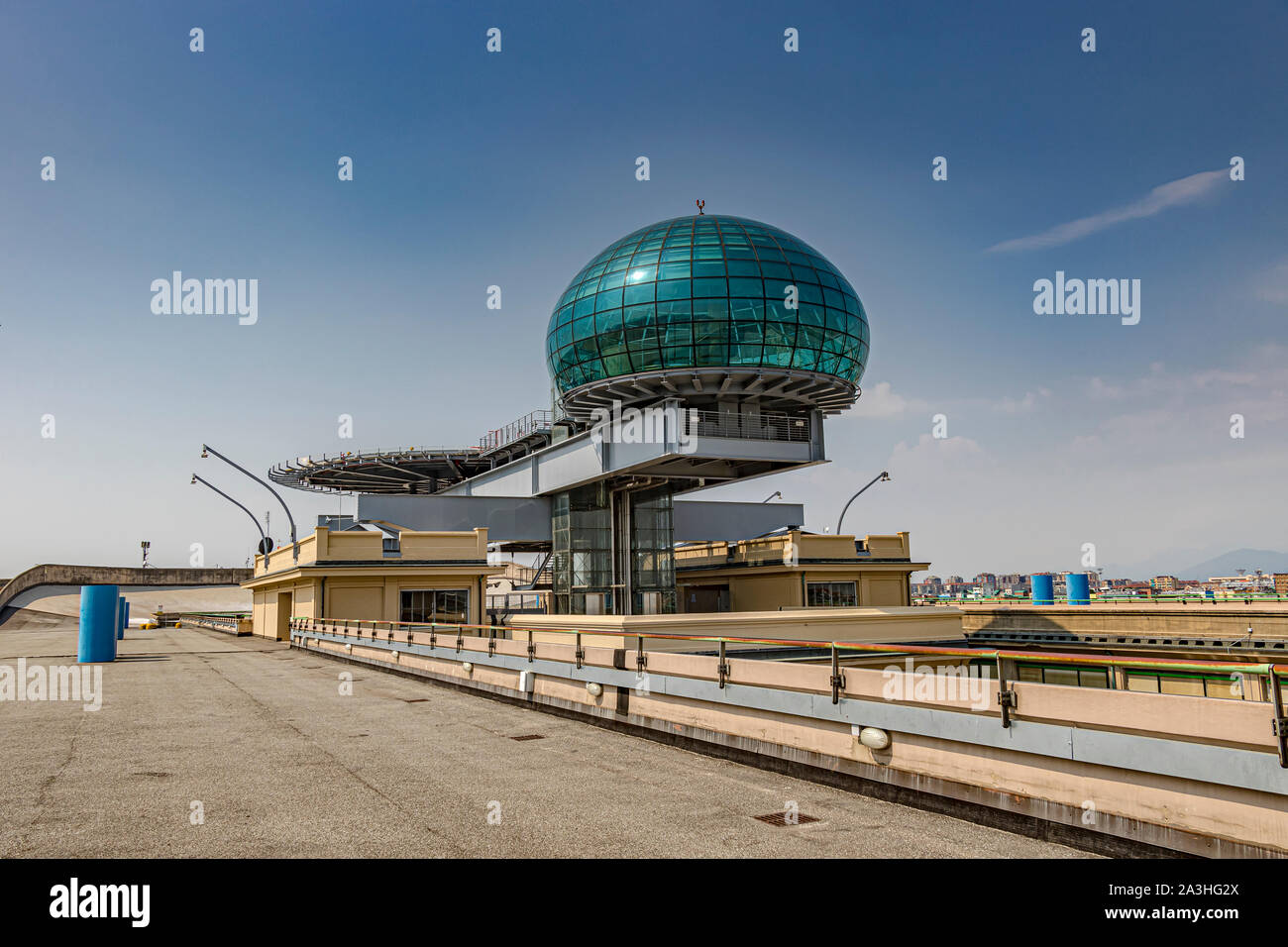 Il vetro della torre di controllo e di elisuperficie sul tetto FIAT pista di prova sulla parte superiore dell'edificio Lingotto ,ora un complesso per lo shopping e i divertimenti,Torino Italia Foto Stock