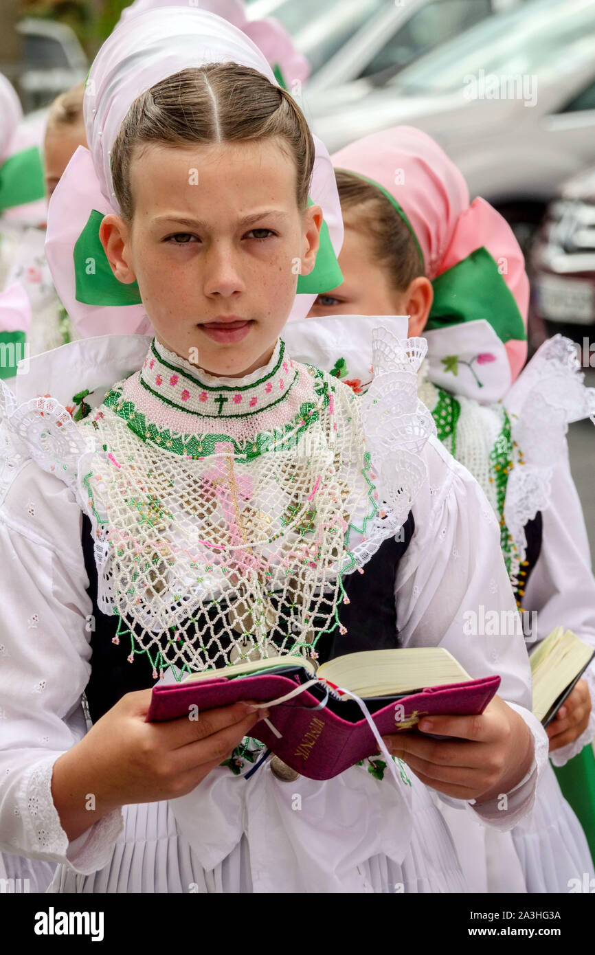 Le ragazze giovani, Sorabo tradizioni, celebrazione del Corpus Christi, Crostwitz, Bassa Sassonia, Germania Foto Stock