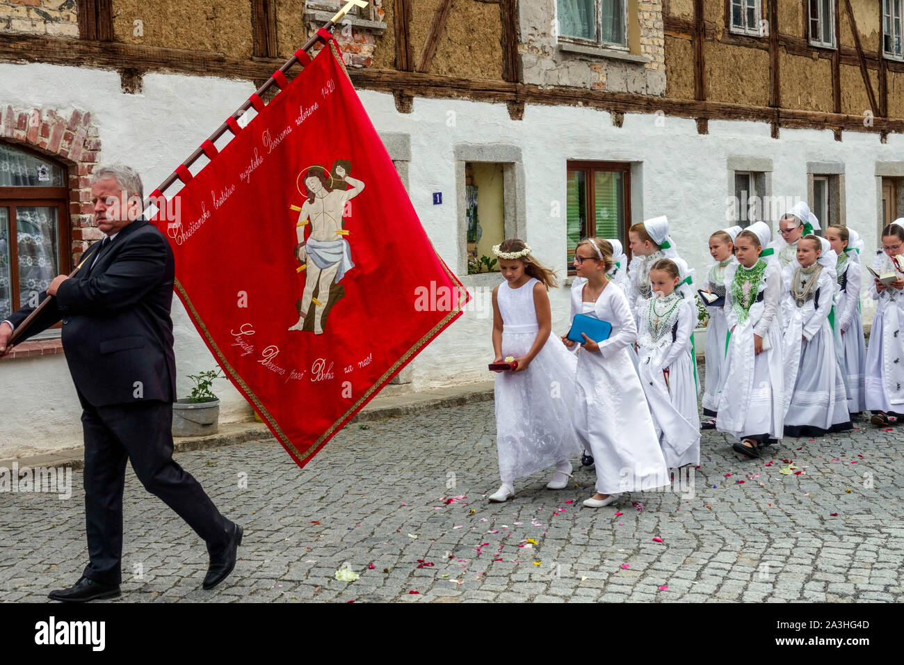 Le giovani ragazze processione, Sorabo tradizioni, celebrazione del Corpus Christi, Crostwitz, Sassonia persone Germania Foto Stock