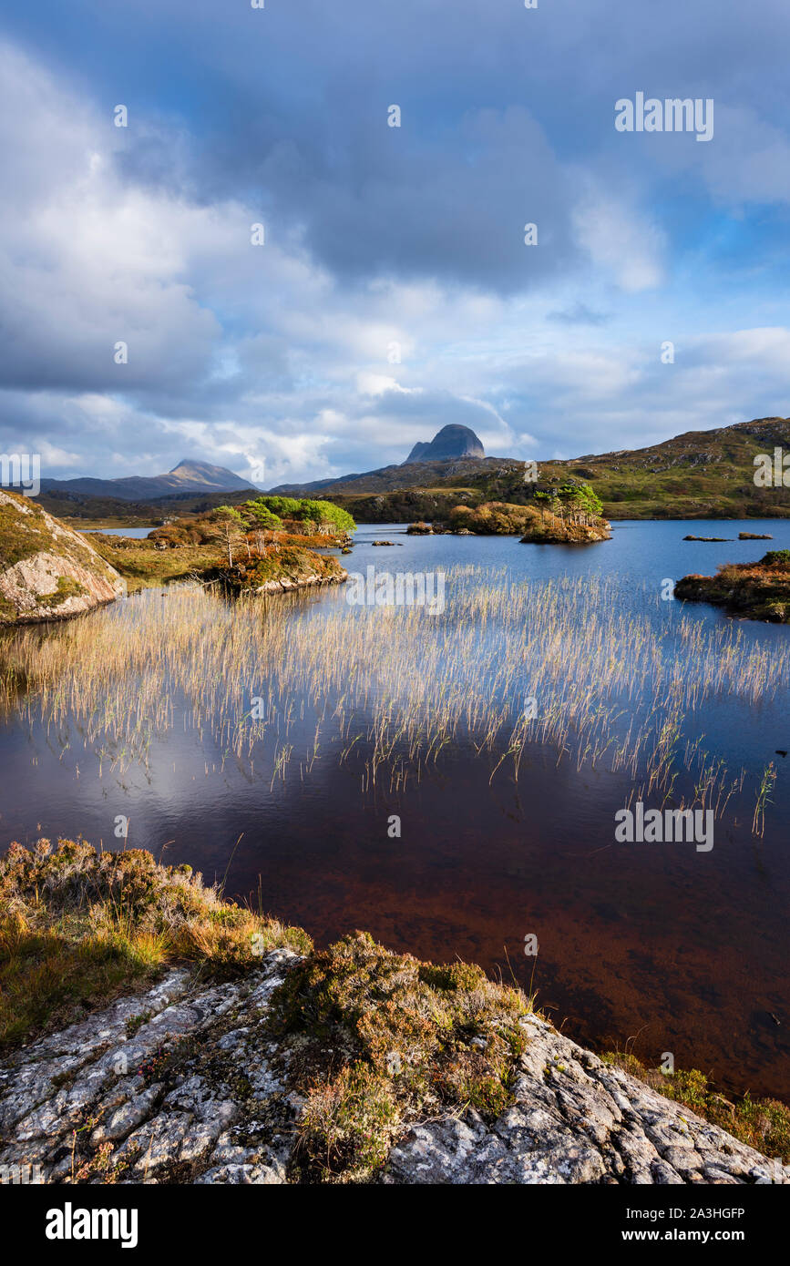 Loch Druim Suardalain,The Glen Loch, & Suilven una montagna in Inverpoly Riserva Naturale Nazionale Assynt Sutherland nelle Highlands scozzesi Foto Stock