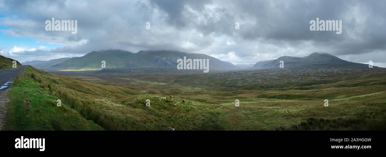 Remote brughiere di Strath Dionard Sutherland Nord Ovest Highlands della Scozia. Foinaven sulla destra, Cranstackie e Beinn Spionnaidh sulla sinistra del centro Foto Stock