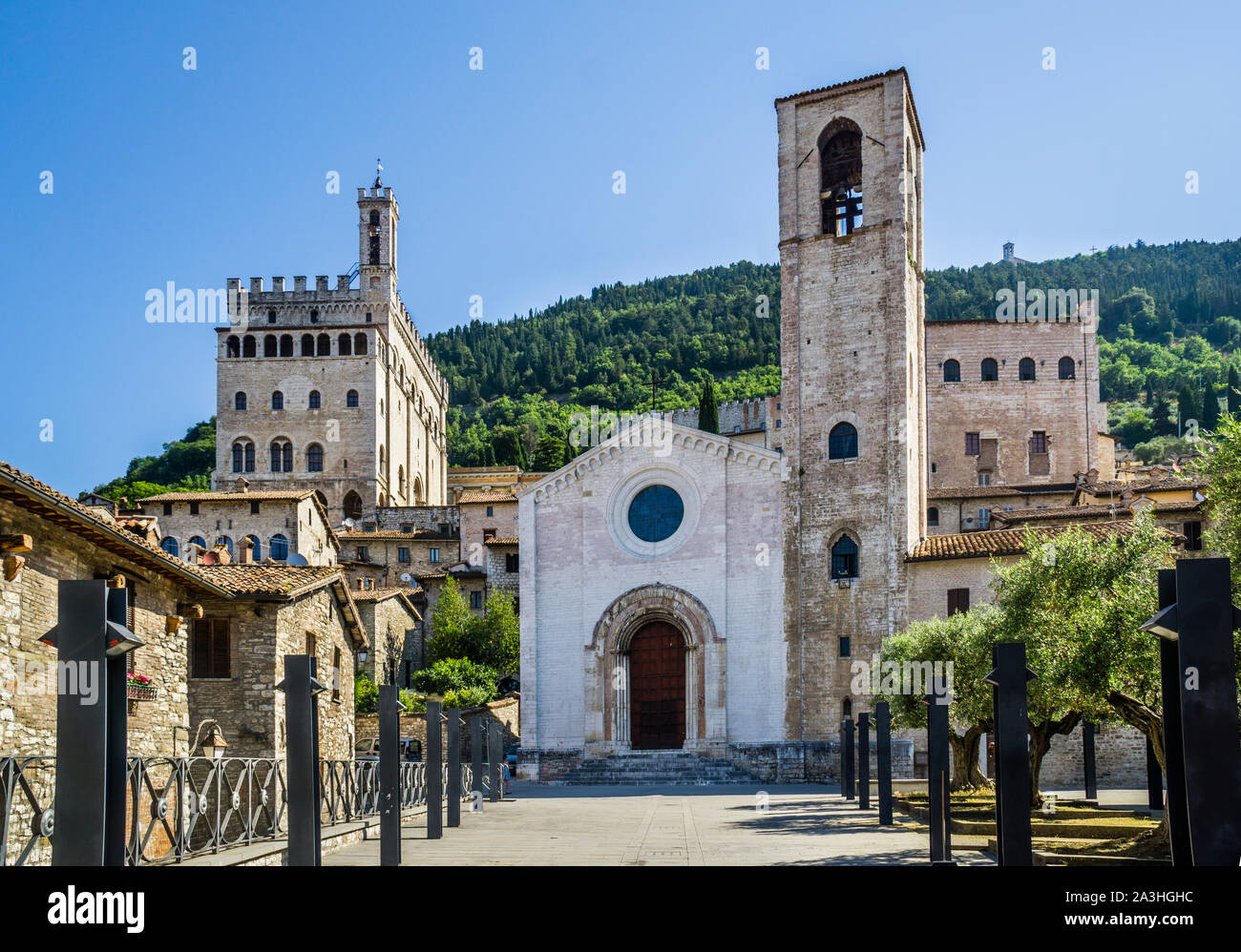 La piazza e la chiesa di San Giovanni con lo sfondo del medievale Palazzo dei Consoli, Gubbio in Umbria, Italia Foto Stock