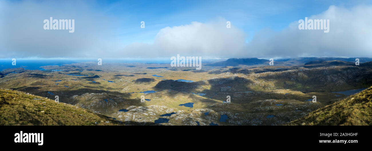 Vista panoramica da Suilven della Riserva Naturale Nazionale di Assynt & Inverpoli e della natura selvaggia di Sutherland & Coast nelle Highlands Nord Ovest della Scozia Foto Stock
