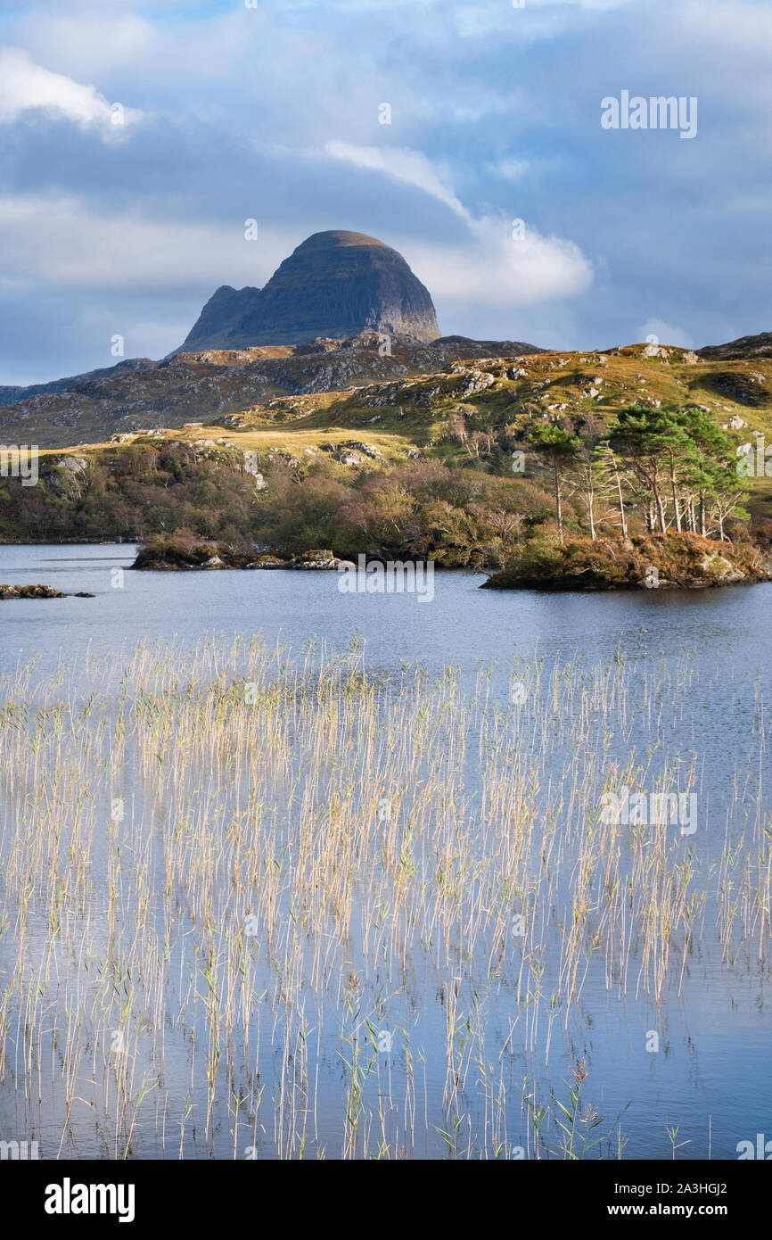 Loch Druim Suardalain,The Glen Loch, & Suilven una montagna in Inverpoly Riserva Naturale Nazionale Assynt Sutherland nelle Highlands scozzesi Foto Stock