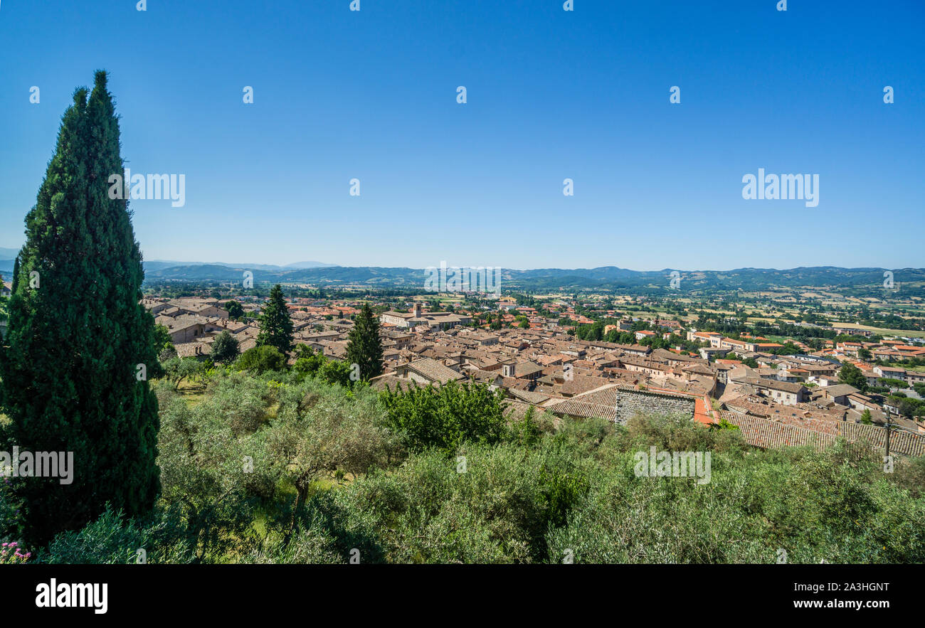 Vista dalla cattedrale sui tetti della città medievale di Gubbio in Umbria, Italia Foto Stock