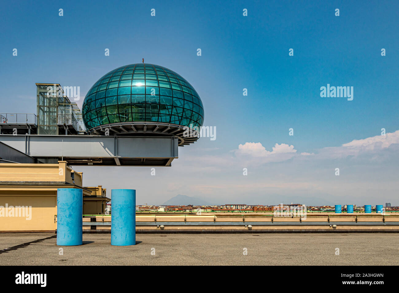 Il vetro della torre di controllo e di elisuperficie sul tetto FIAT pista di prova sulla parte superiore dell'edificio Lingotto ,ora un complesso per lo shopping e i divertimenti,Torino Italia Foto Stock