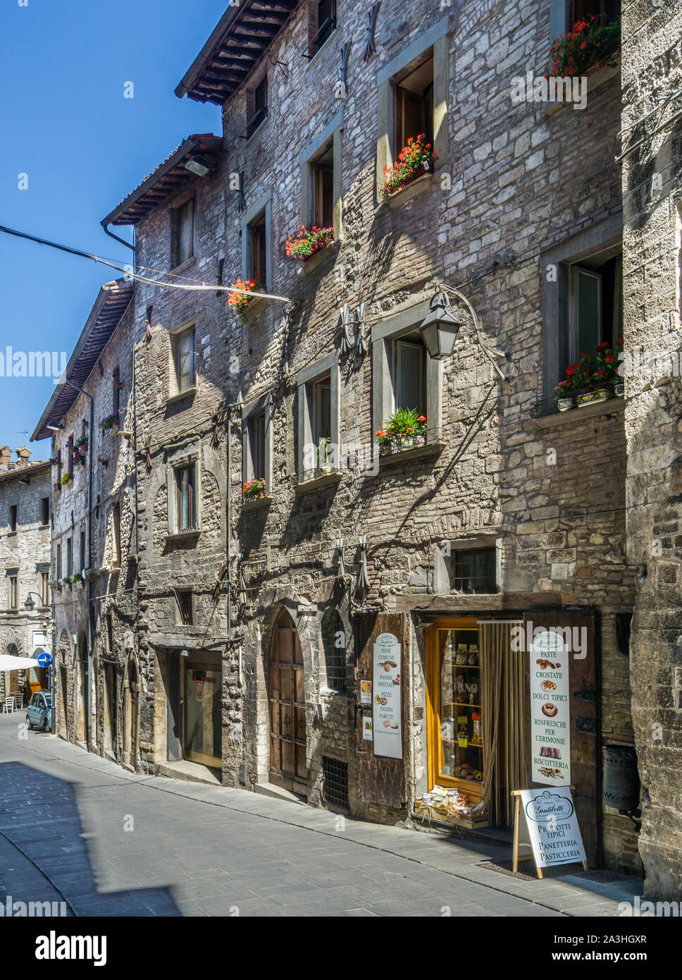 Stradina medievale con le case di pietra nel centro storico di Gubbio in Umbria, Italia Foto Stock