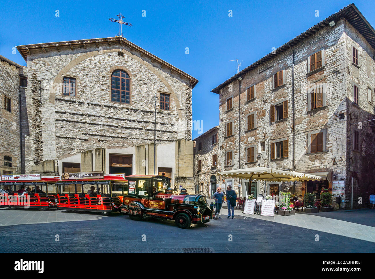 Piazza urbana presso la chiesa di San Domenico nel centro medievale di Gubbio in Umbria, Italia Foto Stock