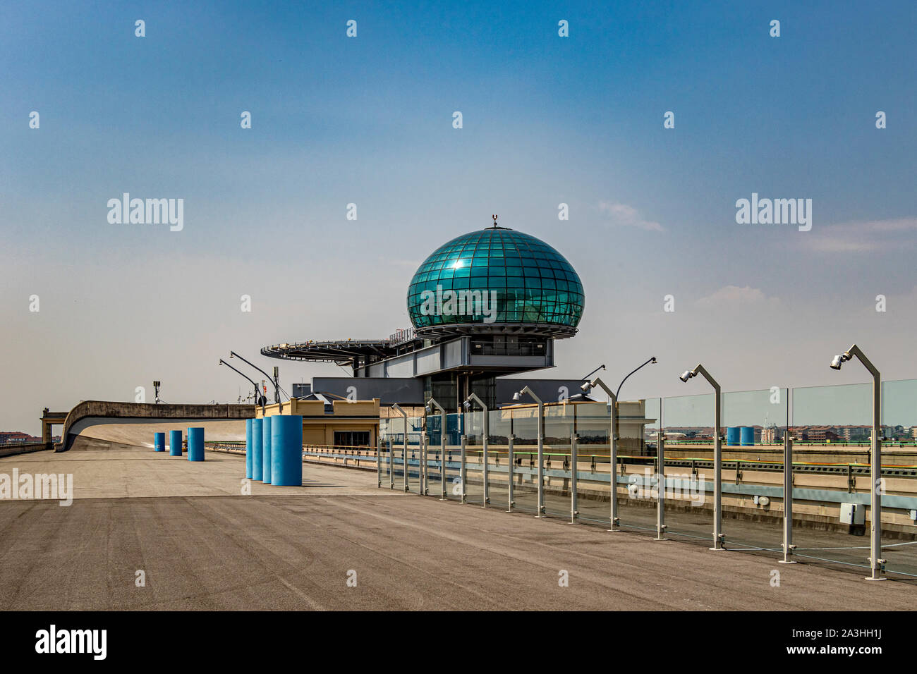 Il vetro della torre di controllo e di elisuperficie sul tetto FIAT pista di prova sulla parte superiore dell'edificio Lingotto ,ora un complesso per lo shopping e i divertimenti,Torino Italia Foto Stock