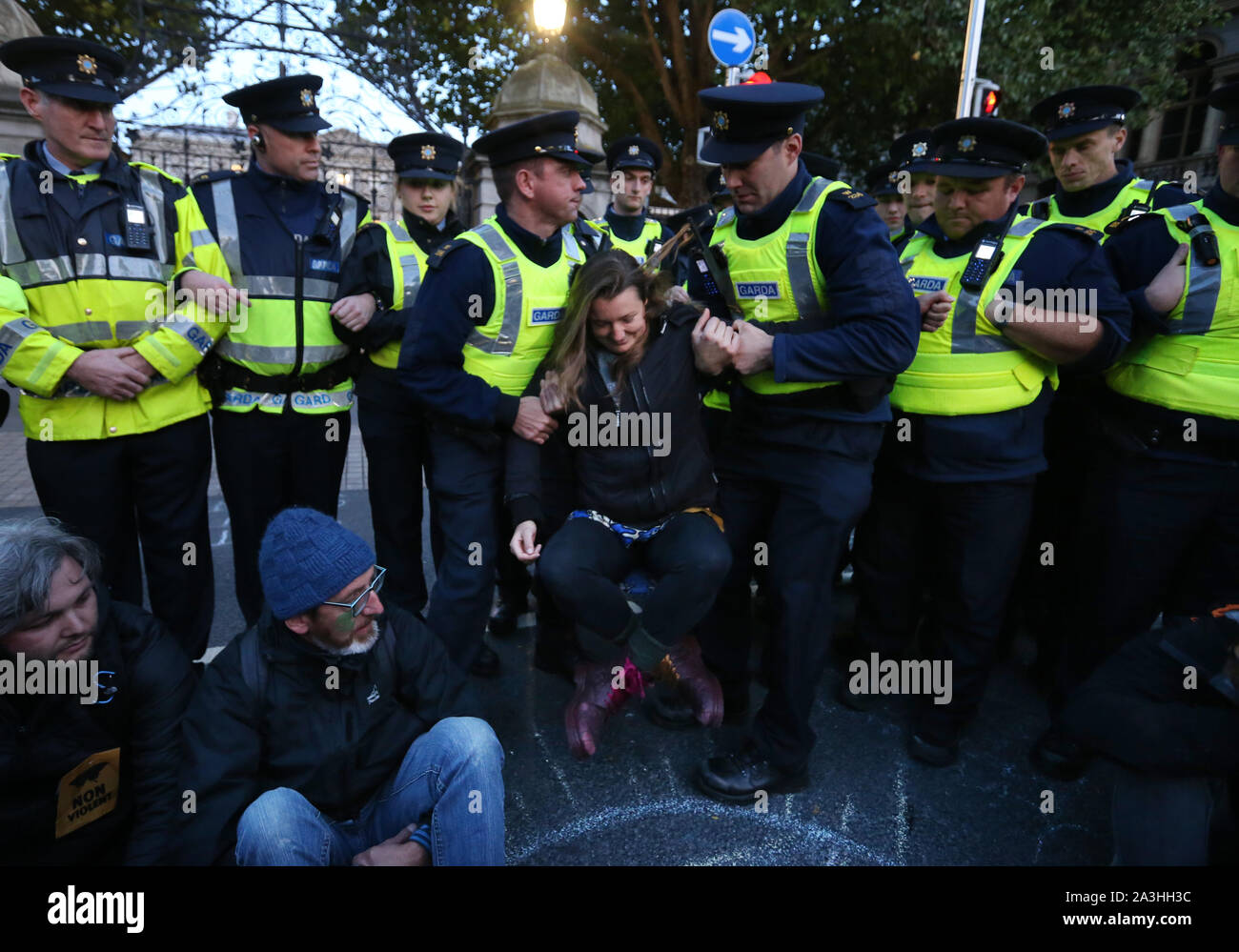 08/10/2019 giornata di bilancio 2020 proteste. Nella foto, i membri di un garda Siochana inizia ad arrestare i membri di estinzione della ribellione che protestano al di fuori del Dail su Leinster Street. Fotografia: Sam Boal / RollingNews.ie Foto Stock