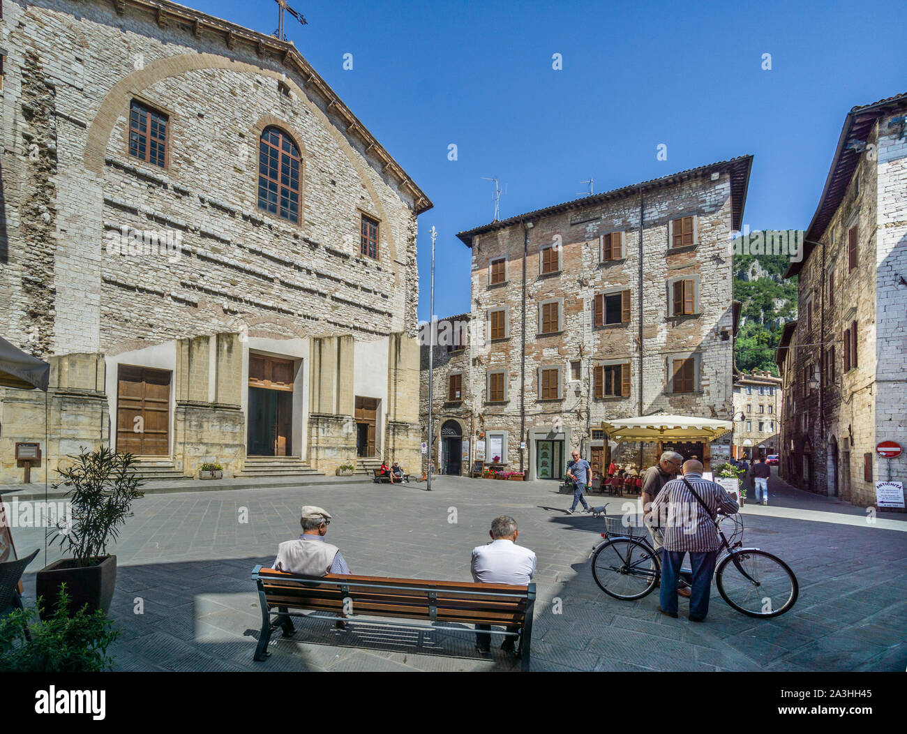 Piazza urbana presso la chiesa di San Domenico nel centro medievale di Gubbio in Umbria, Italia Foto Stock