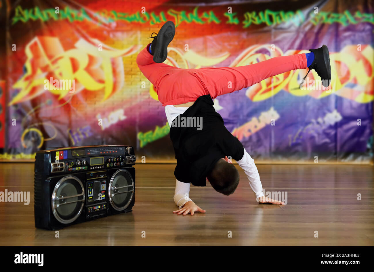 Break dance, breakdance ballerino in una unica figura, ballerino in una posa Foto Stock