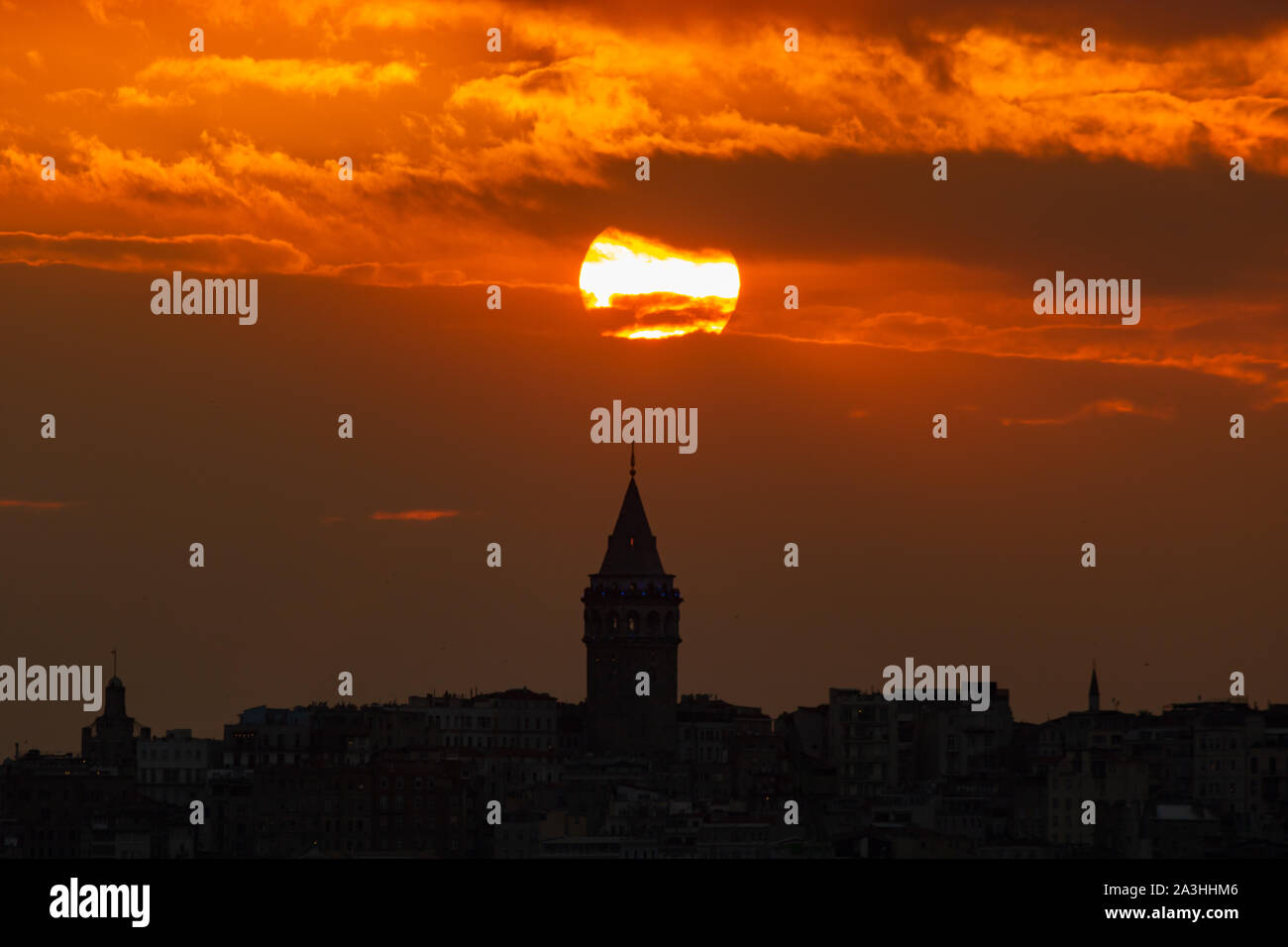 Torre Galata al tramonto a Istanbul Foto Stock