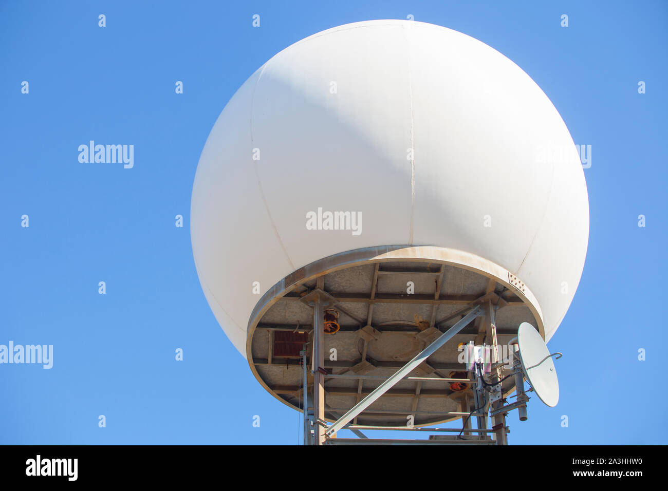 Radar meteorologico stazione sulla parte superiore della Sierra de Fuentes, Spagna. Cupola sopra il cielo blu Foto Stock