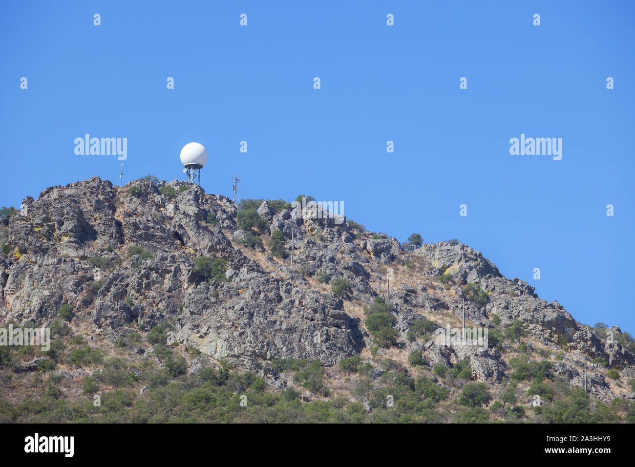 Radar meteorologico stazione sulla parte superiore della Sierra de Fuentes, Spagna, area spa. Cielo blu sullo sfondo Foto Stock