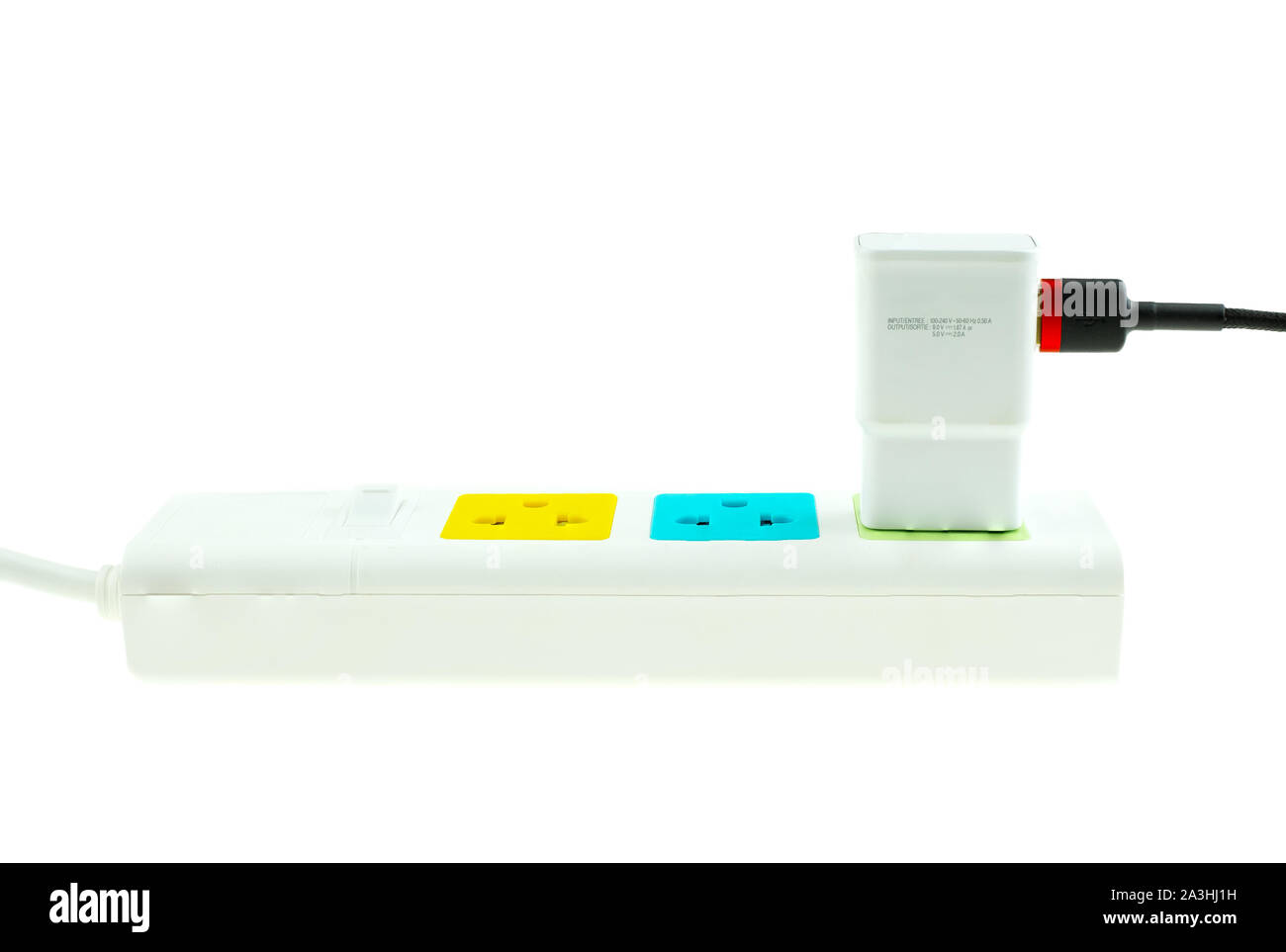 Adattatore smart phone charger alla spina nella presa di corrente a sfondo bianco Foto Stock