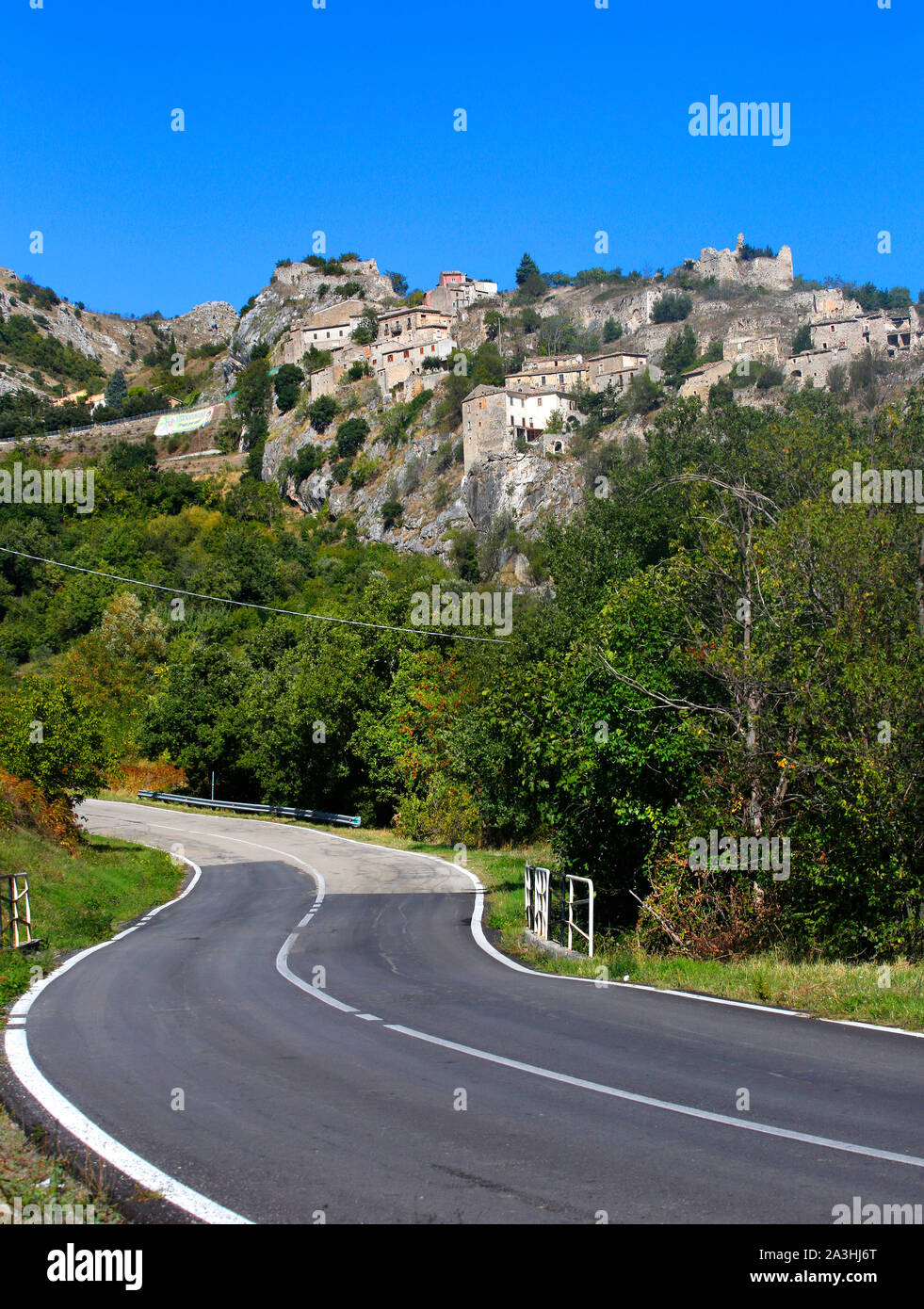 A Pescosansonesco Vecchio nella regione Abruzzo d'Italia. Foto Stock