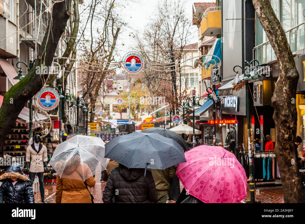 La gente camminare sotto la pioggia sulla riva di Maltepe. Luglio 16, 2019, istanbul, Turchia Foto Stock