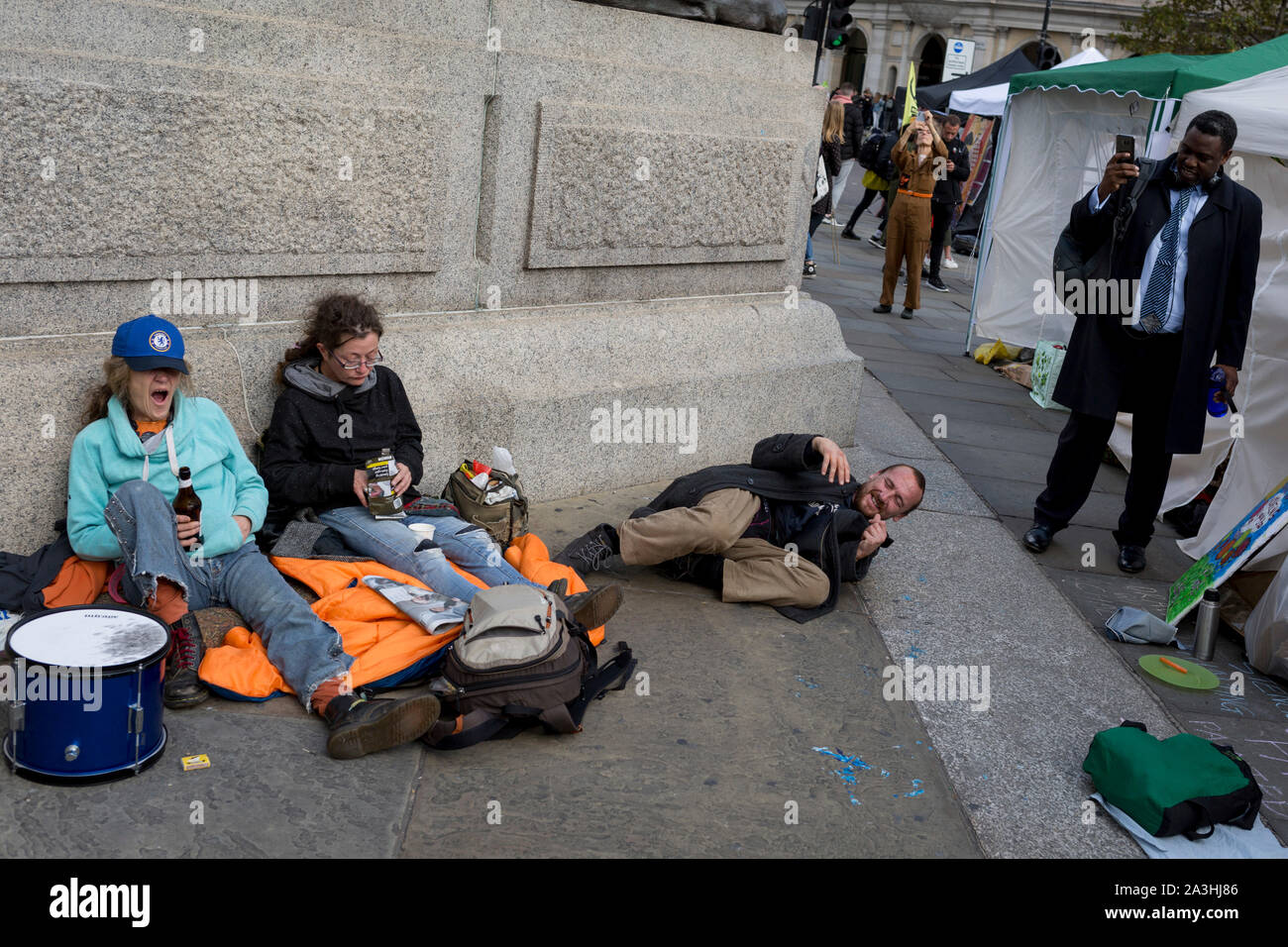 Gli attivisti ambientali protestare contro il cambiamento climatico durante una occupazione di Trafalgar Square a Londra centrale, il secondo giorno di due settimane di prolungate proteste in tutto il mondo dai membri di estinzione della ribellione, del 8 ottobre 2019, a Londra, in Inghilterra. Foto Stock