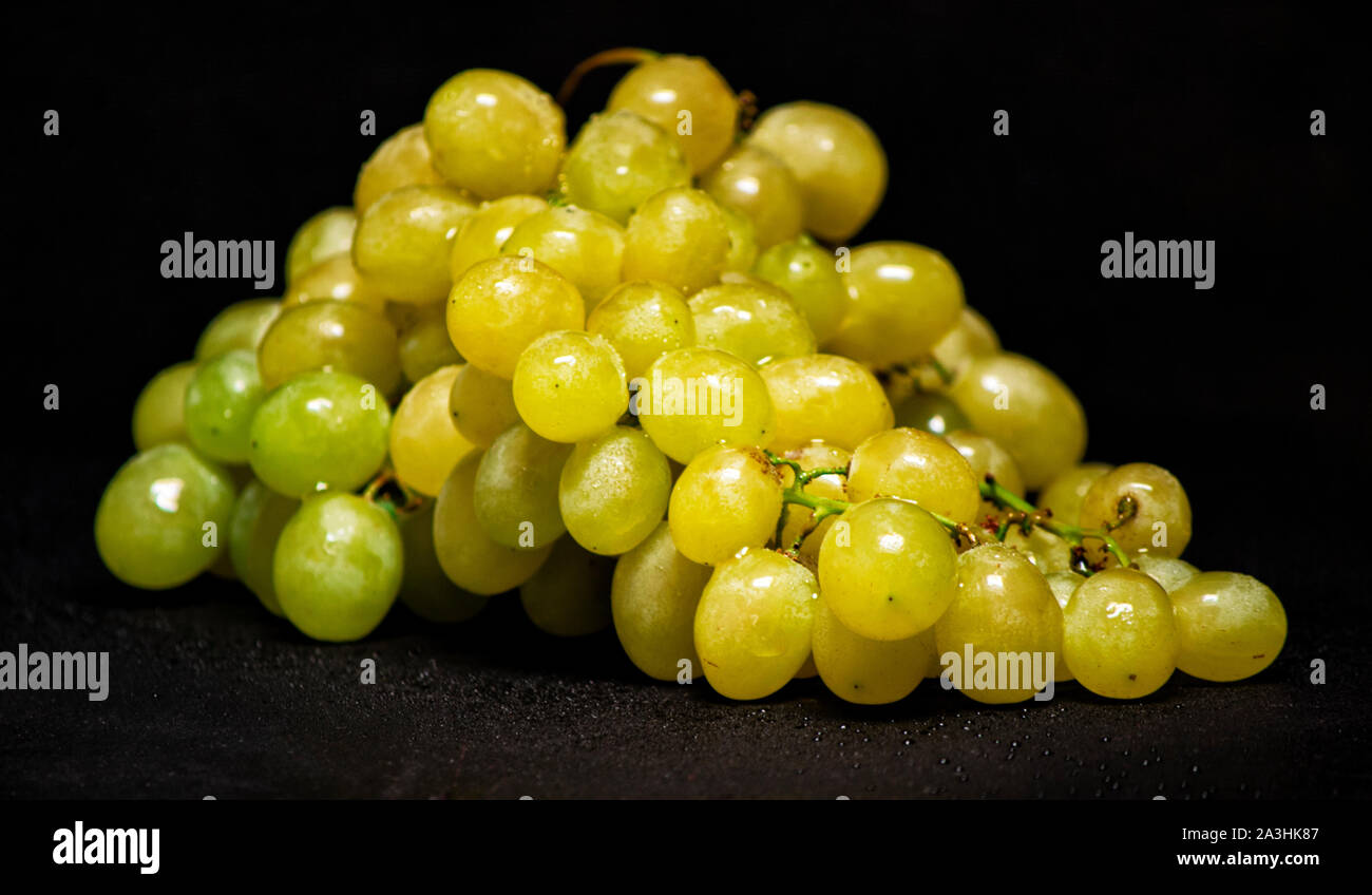 Le uve bianche da agricoltura biologica e bio Agricoltura dinamica su sfondo nero Foto Stock