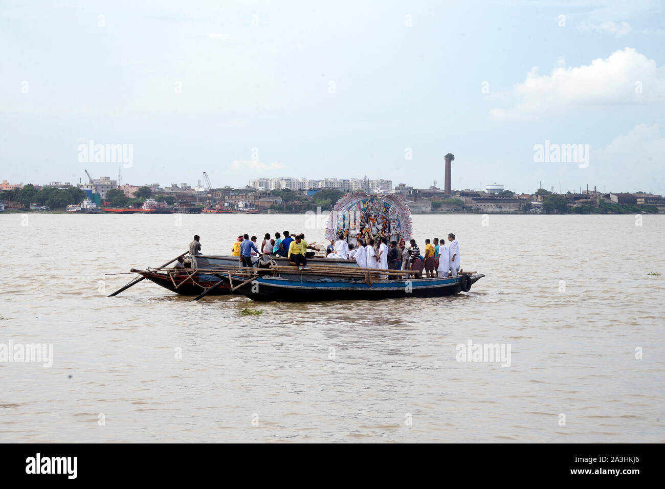 Kolkata, India. 08 ott 2019. I devoti immersi Durga idolo al fiume Gange durante Vijaya Dasami, l'ultimo giorno di Durga Puja festival. (Foto di Paolo Saikat/Pacific Stampa) Credito: Pacific Press Agency/Alamy Live News Foto Stock