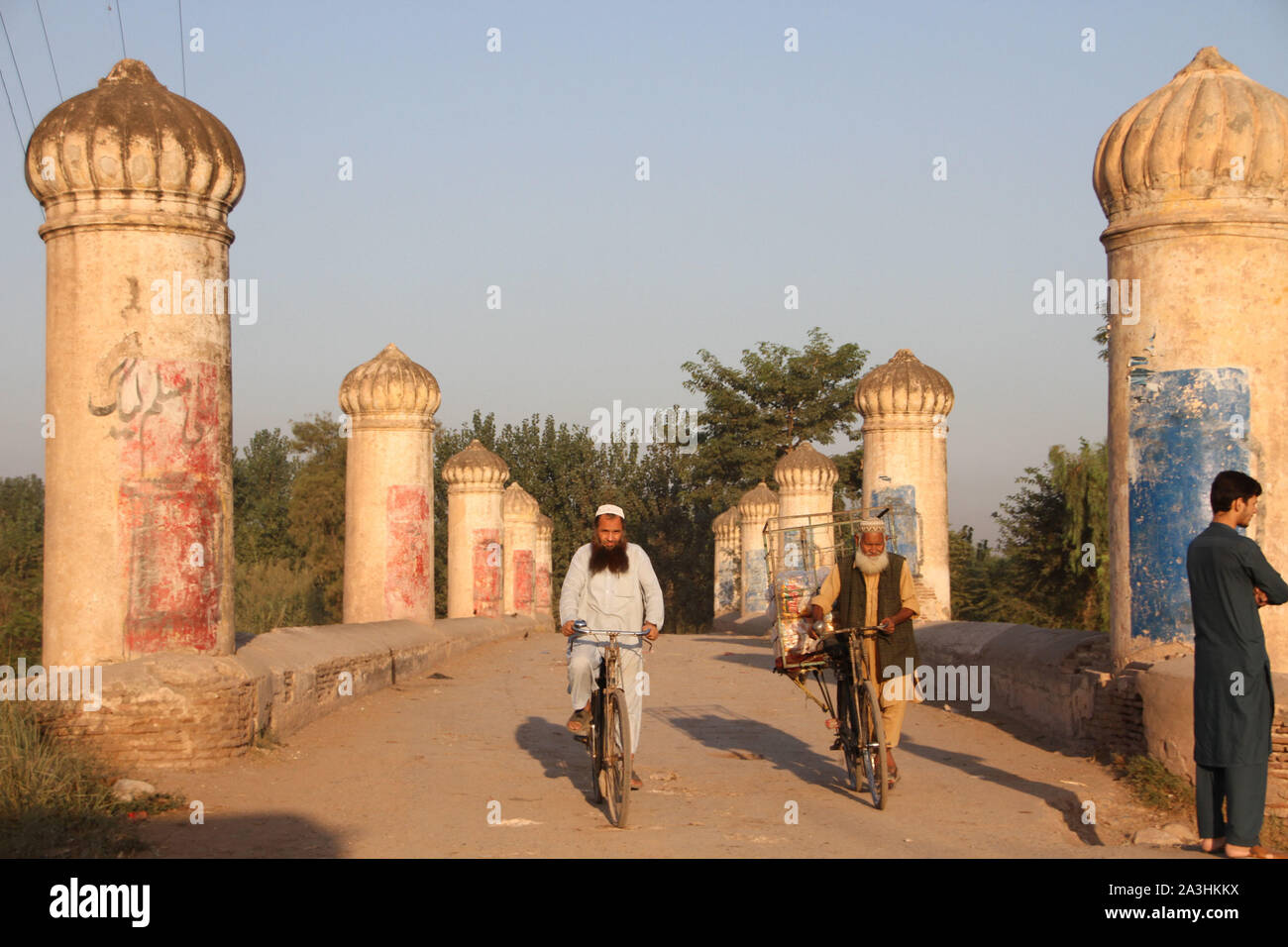 Il Chuha Gujar Bridge si erge sopra bara del fiume e vicino al Chuha Gujar village, secondo un'opinione, Sher Shah Suri che hanno governato l'India dal 1476 al 1545, aveva costruito il ponte mentre un altro dice che il re Shah Jahan, che regnò dal 1627 al 1658, ha eretto la struttura. Eppure il terzo parere attribuisce la sua costruzione al Haji Karim Bakhsh Sethi, una nota business tycoon vissuto nel periodo Mughal, quindi la gente del posto lo chiamano ponte Sethian ma residenti comunemente conosciuto dai suoi due nomi, Bara o Speen (bianco) ponte. Circa 290 piedi di lunghezza e 33 metri di larghezza fondata oltre 26 grandi e piccoli pilastri; t Foto Stock