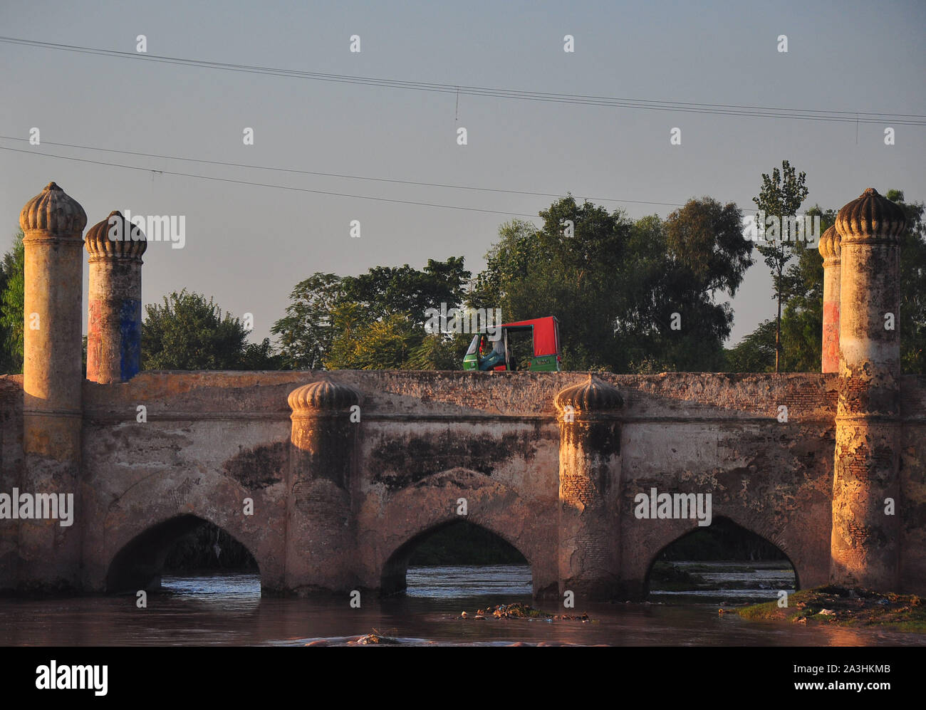 Il Chuha Gujar Bridge si erge sopra bara del fiume e vicino al Chuha Gujar village, secondo un'opinione, Sher Shah Suri che hanno governato l'India dal 1476 al 1545, aveva costruito il ponte mentre un altro dice che il re Shah Jahan, che regnò dal 1627 al 1658, ha eretto la struttura. Eppure il terzo parere attribuisce la sua costruzione al Haji Karim Bakhsh Sethi, una nota business tycoon vissuto nel periodo Mughal, quindi la gente del posto lo chiamano ponte Sethian ma residenti comunemente conosciuto dai suoi due nomi, Bara o Speen (bianco) ponte. Circa 290 piedi di lunghezza e 33 metri di larghezza fondata oltre 26 grandi e piccoli pilastri; t Foto Stock