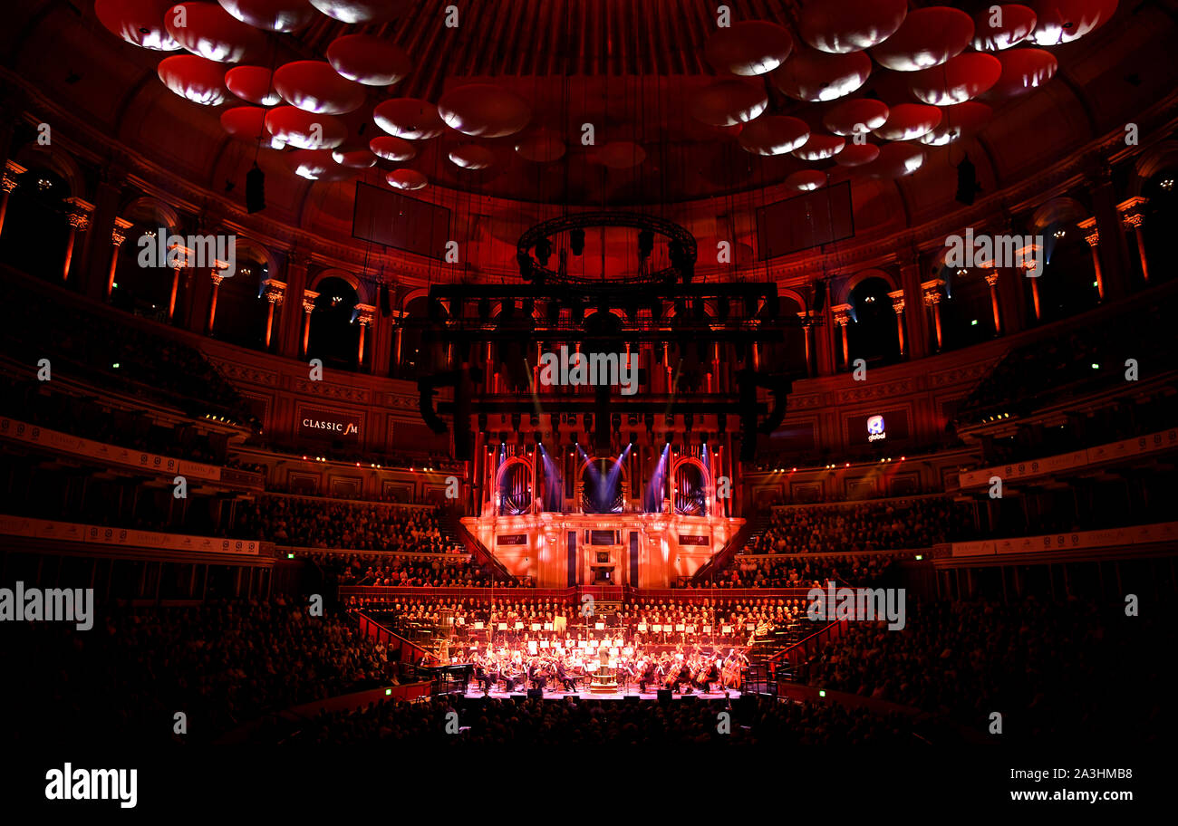 Stephen Barlow conduce il Bournemouth Symphony Orchestra sul palco a FM classica dal vivo presso la Royal Albert Hall di Londra. Foto Stock