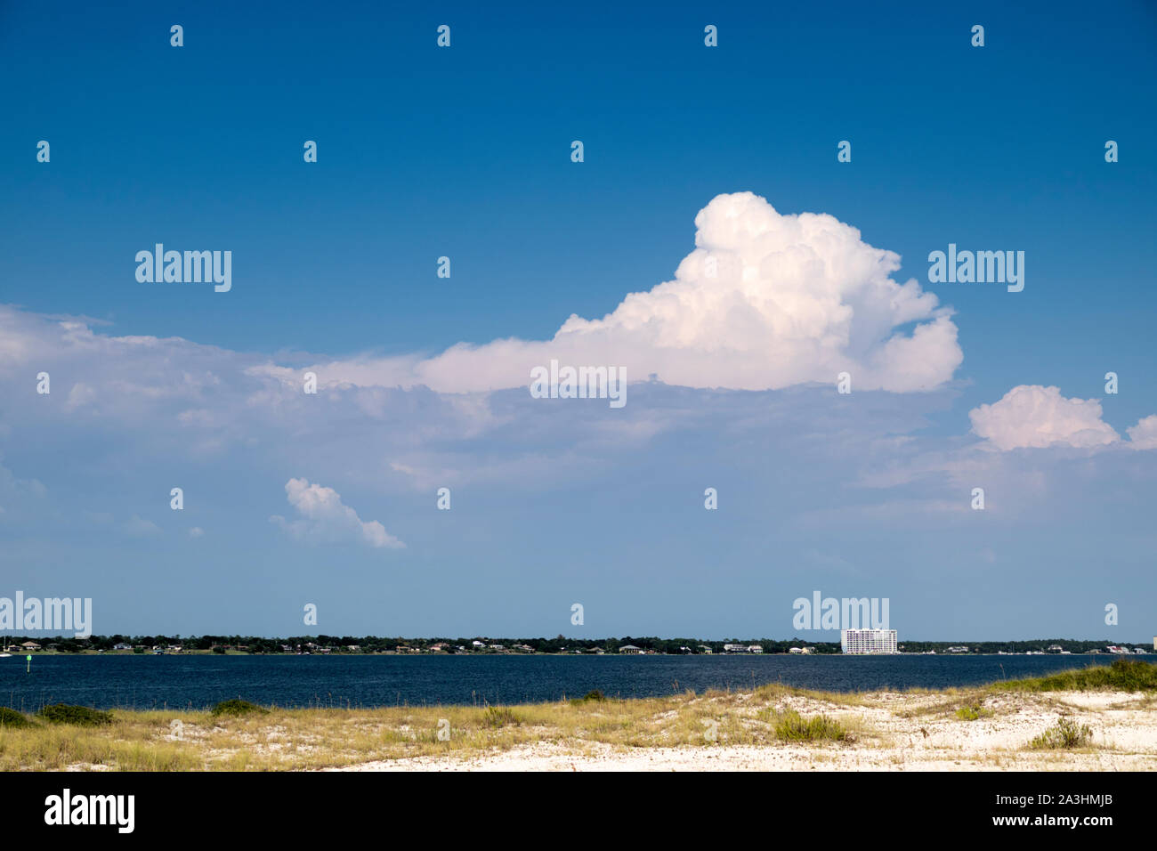 Cumulus nubi raccogliere oltre Pensacola, Florida, Stati Uniti d'America. Foto Stock