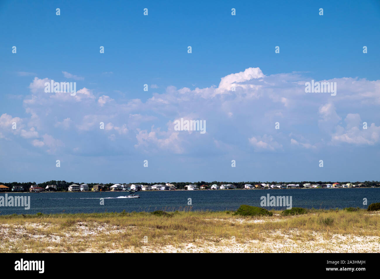 Home sulla riva del grande laguna vicino Pensacola, Florida, Stati Uniti d'America Foto Stock