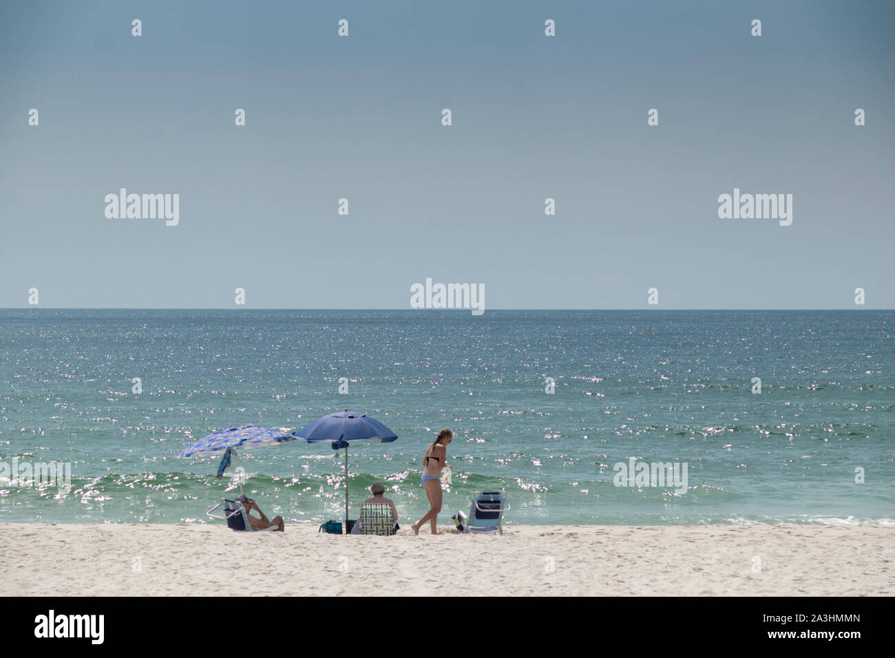 Famiglie godendo la spiaggia al Rosamond Johnson, Jr National Park nei pressi di Pensacola, Florida, Stati Uniti d'America. Foto Stock