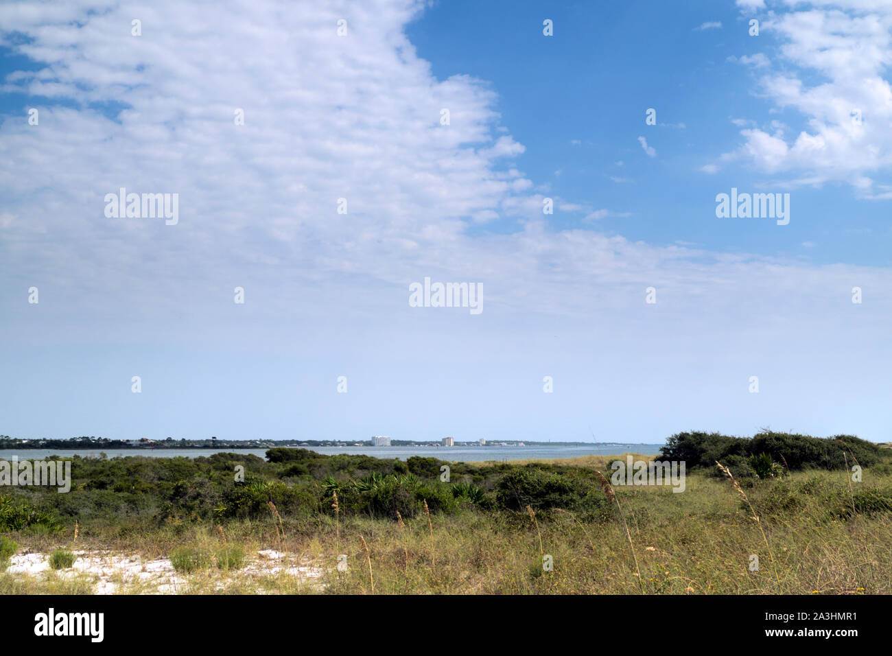 Una vista di tutta la grande laguna verso Pensacola, Florida, Stati Uniti d'America dall'Rosamond Johnson, Jr. Parco Nazionale. Foto Stock