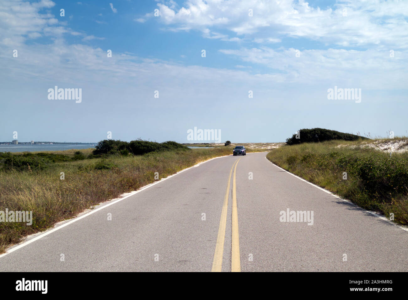 Il traffico sulla spiaggia strada di accesso attraverso la Rosamond Johnson, Jr. Parco Nazionale nei pressi di Pensacola, Florida, Stati Uniti d'America. Foto Stock