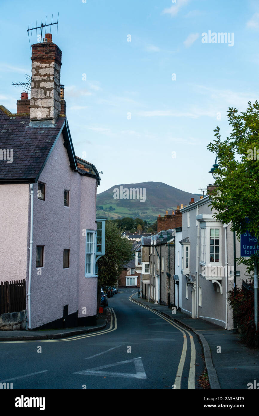 Moel Eithinen visto giù per una strada stretta a Ruthin, il Galles del Nord Foto Stock