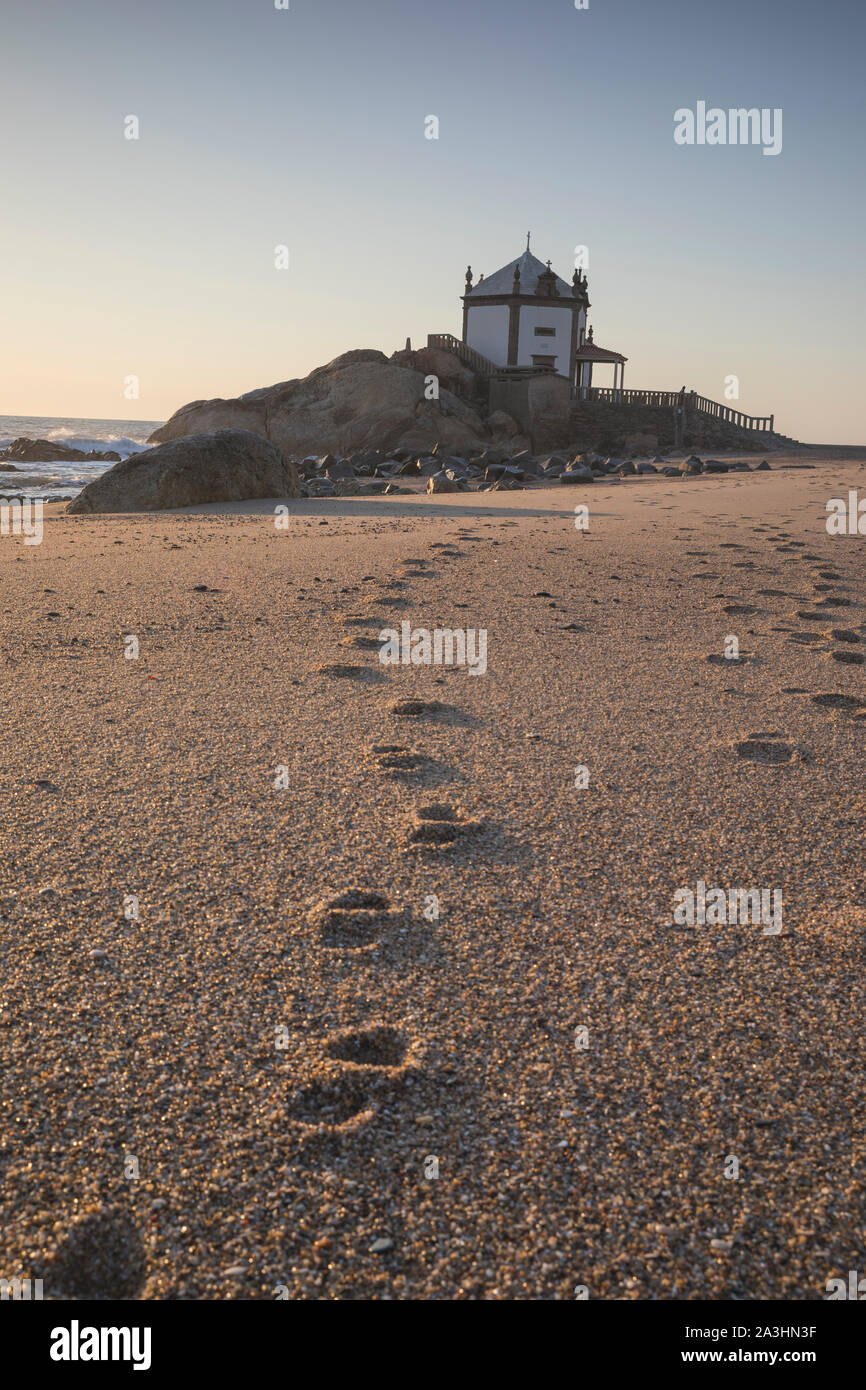 "Capela do Senhor da Pedra" al tramonto oltre oceano Atlantico Foto Stock