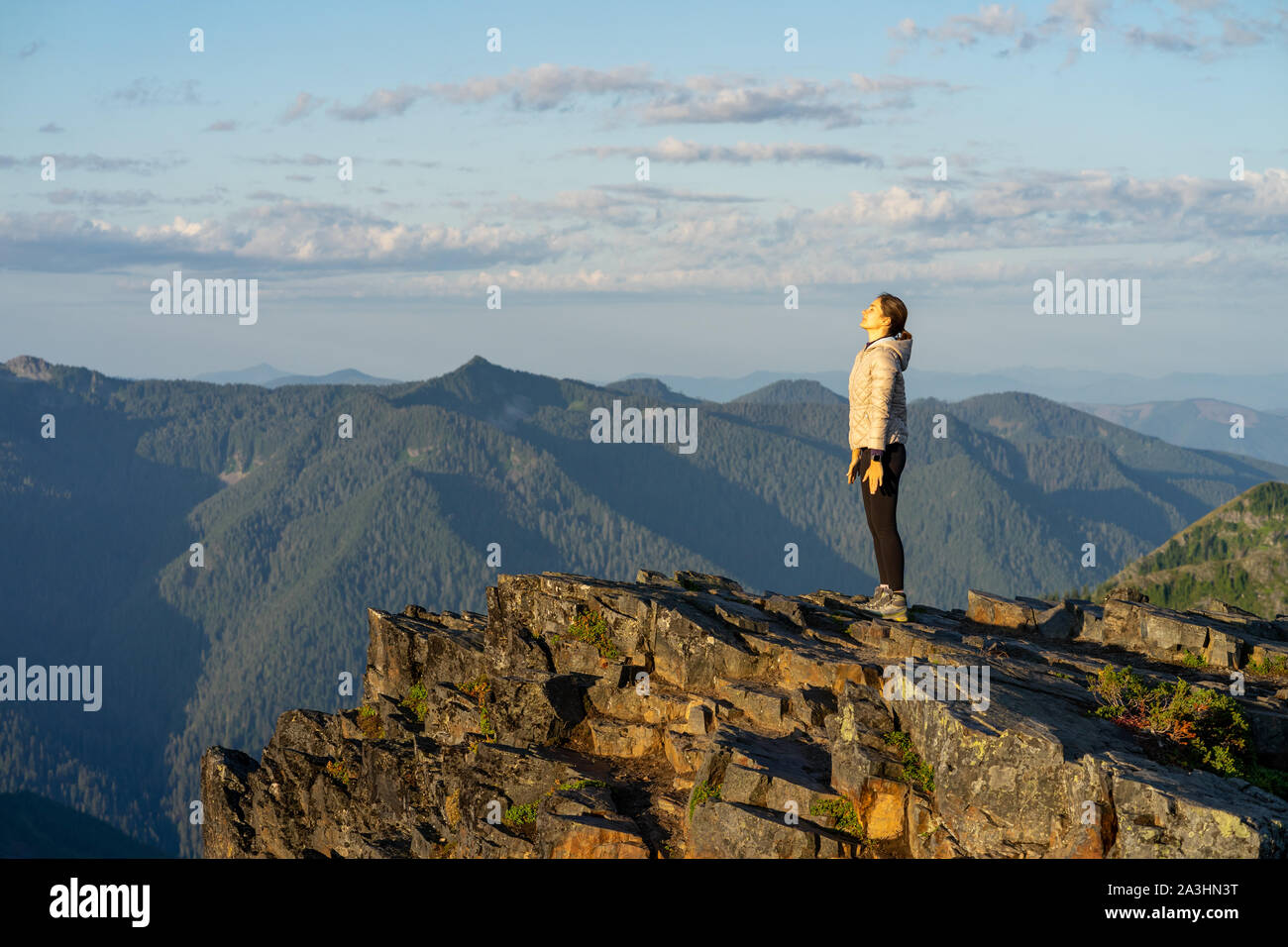 Escursionista tenetevi pronti per un sunrise sessione di yoga a Mt Rainier in Washington. Foto Stock