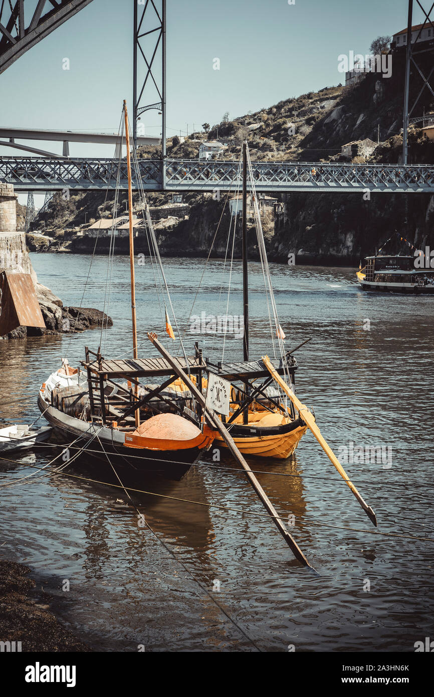 Vino tradizionale barca sotto 'Dsu Luis I' Ponte in Oporto Foto Stock