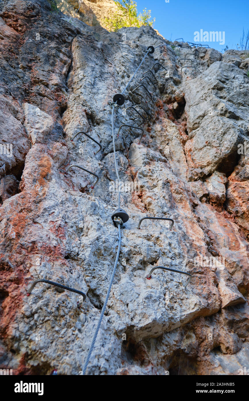 Via ferrata passi a Vadu Crisului, Bihor county, Romania, sul percorso chiamato Casa Zmeului. Foto Stock