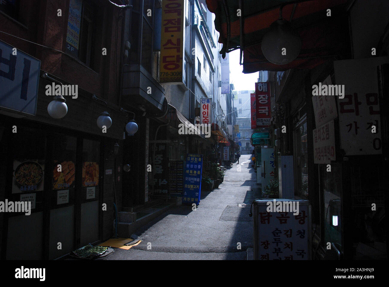 Vicolo di strada nel quartiere povero di Seoul. Foto Stock