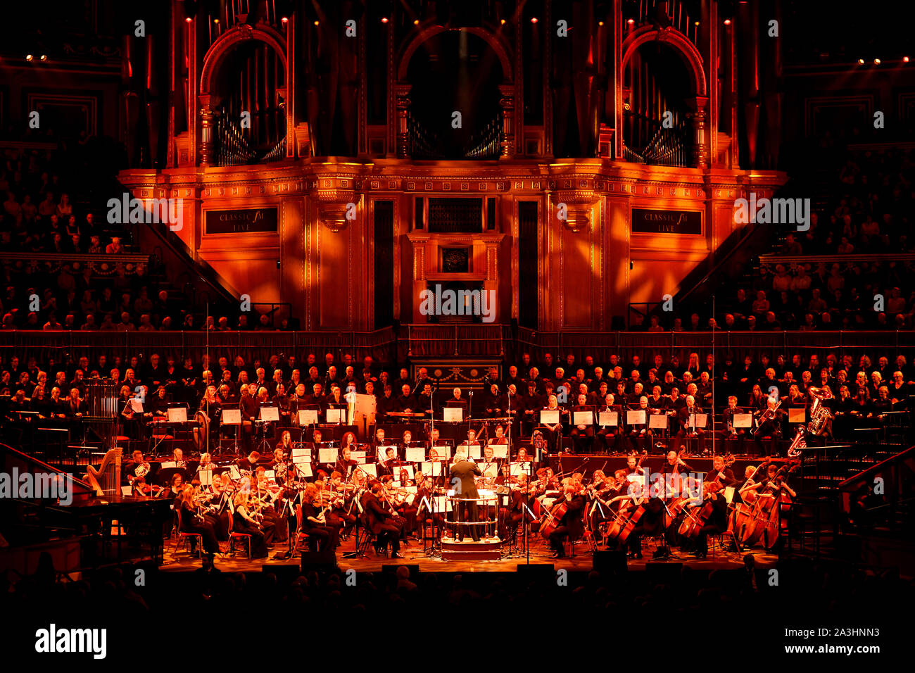 Stephen Barlow conduce il Bournemouth Symphony Orchestra sul palco a FM classica dal vivo presso la Royal Albert Hall di Londra. Foto Stock