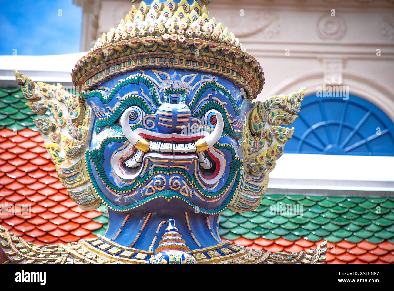 Statua gigante al (Wat Phra Kaew) bangkok, Tailandia Foto Stock