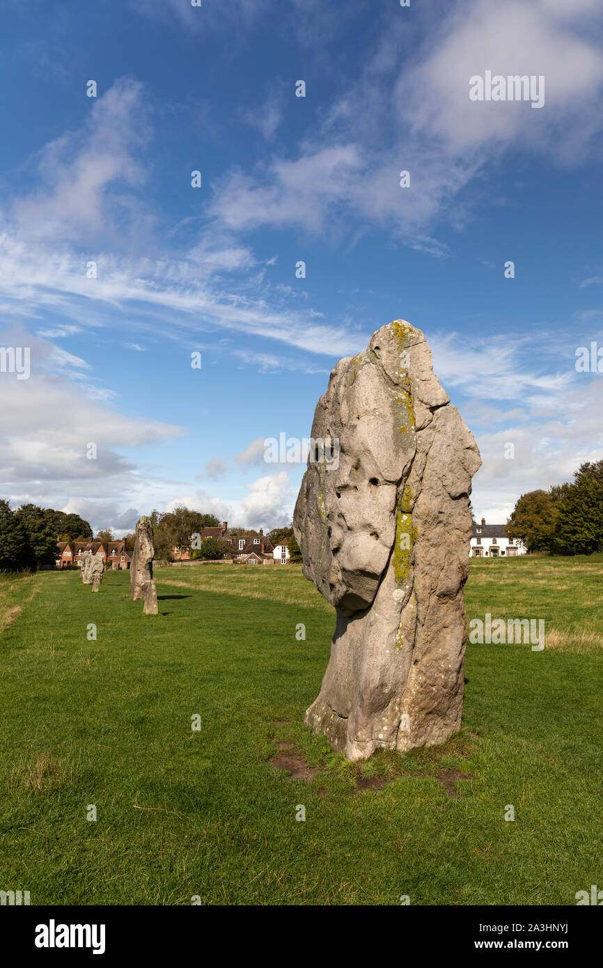 Pietre a piedi ad Avebury, Wiltshire, un sito patrimonio mondiale dell'UNESCO, Inghilterra, Regno Unito Foto Stock