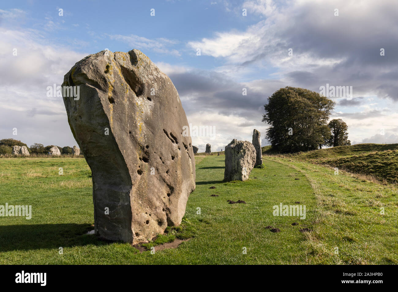 Pietre a piedi ad Avebury, Wiltshire, un sito patrimonio mondiale dell'UNESCO, Inghilterra, Regno Unito Foto Stock