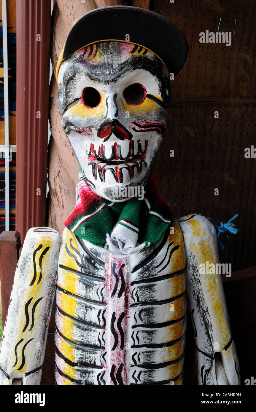 Un scheletro colorati per la vendita in corrispondenza di un bordo strada negozio di souvenir vicino a Taos New Mexico. Il negozio era una buona selezione di oggetti per il giorno dei morti. Foto Stock