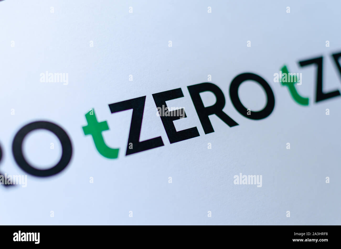TZero Crypto app logo su brochure foto macro. Foto editoriale illustrativi per notizie su un portafoglio crypto Foto Stock
