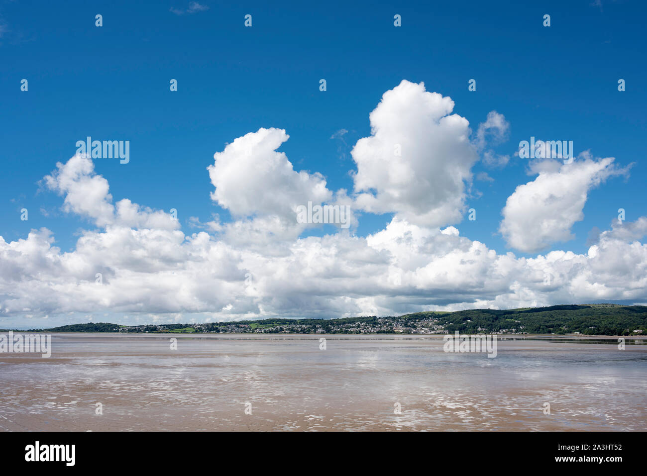 Vista su tutta la baia di Morecambe verso Grange-over-Sands, Cumbria. Foto Stock