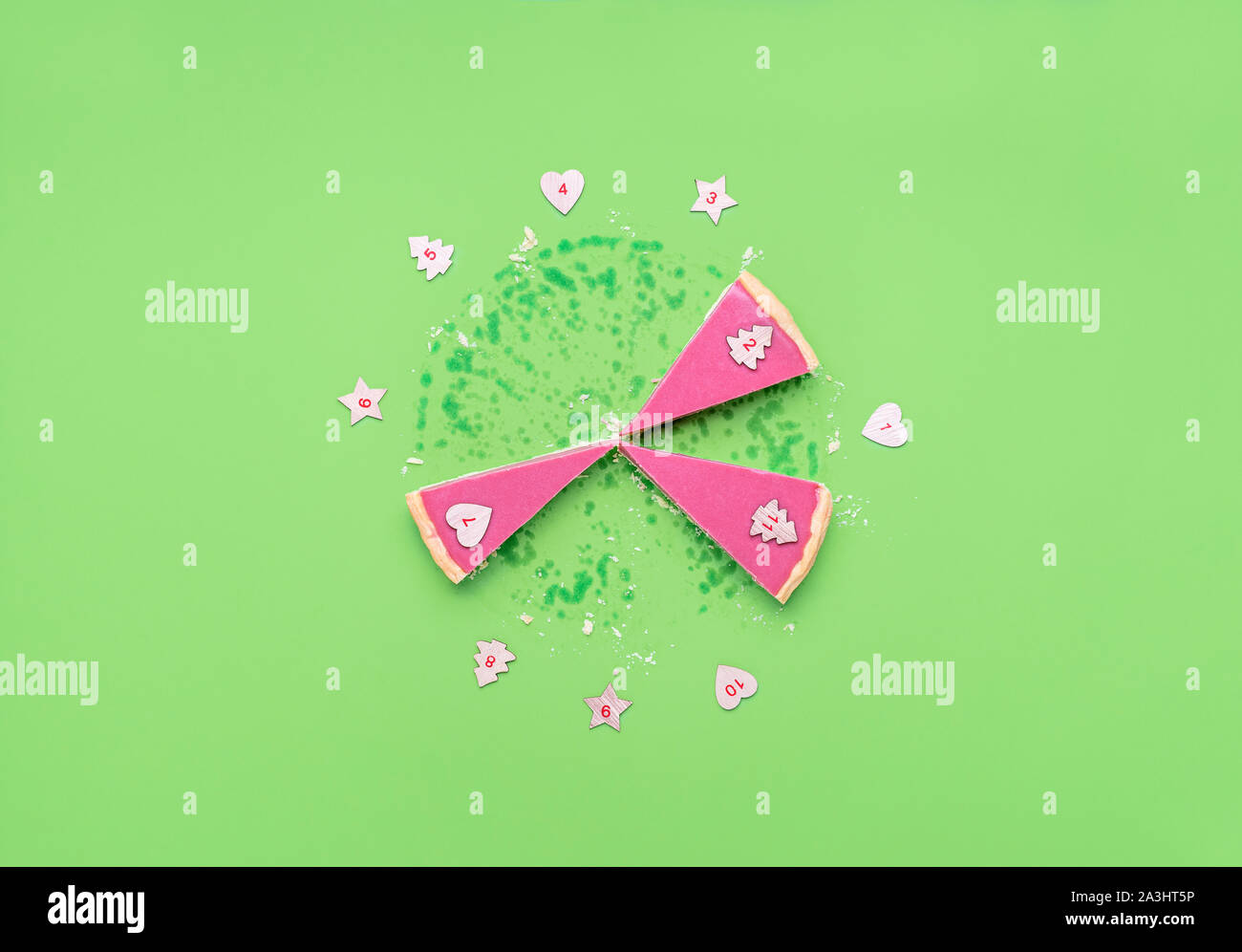 Natale calendario dell'Avvento contesto con numeri e tre fette di torta. Ruby torta di cioccolato su uno sfondo verde. Ultimi tre pezzi di torta. Tradizioni di Natale Foto Stock