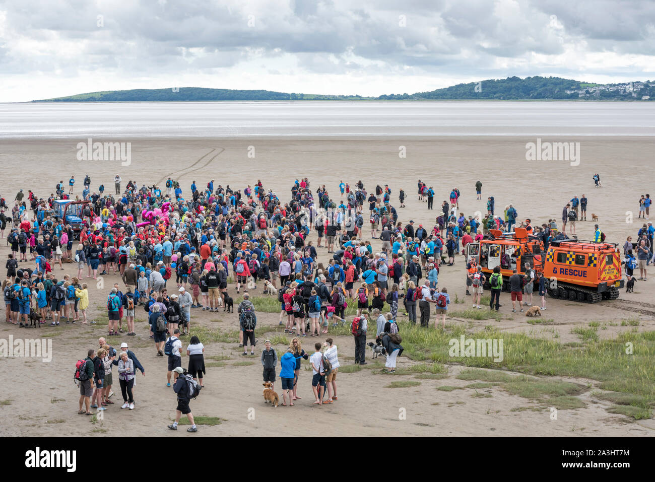 Promosso a piedi attraverso la baia di Morecambe. Foto Stock